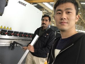 Argélia Cliente Testes Press Brake Machine em nossa fábrica