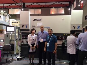 Clientes do Earl Melon visitam nossa exposição