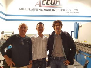 Clientes húngaros visitam nossa exposição