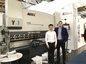 Os clientes da Polônia visitam nossa exposição