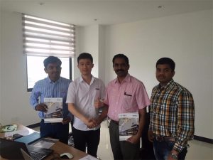 Clientes do Sri Lanka discutem tecnologia com o Mr.Tai em nosso escritório